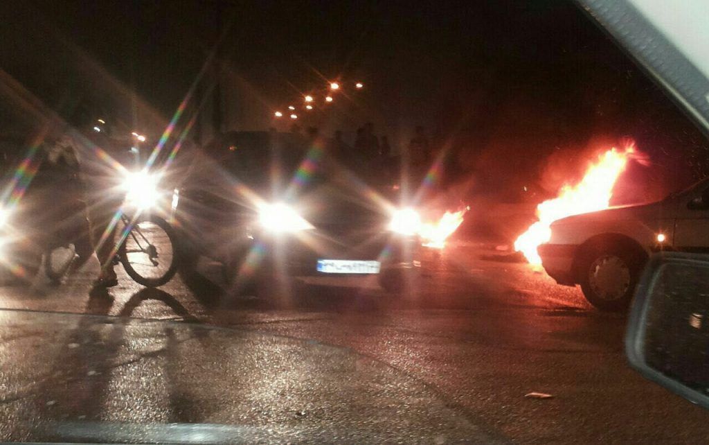 عيون الخليج : بالصور.. مظاهرات ليلية وإشعال نيران في شوارع الأحواز بالعاصمة