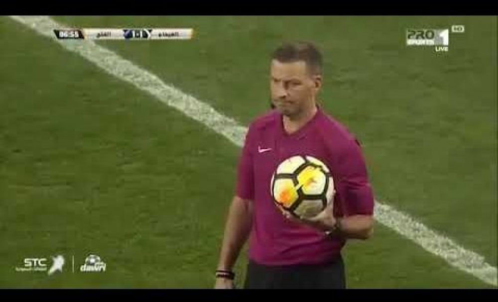 حكم إنجليزي يوقف مباراة بكأس ملك السعودية لسماعه الأذان